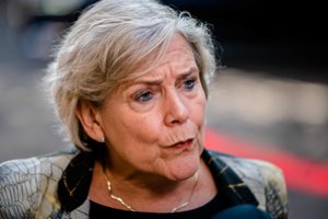 Dėl Afganistano krizės atsistatydina Nyderlandų gynybos ministrė