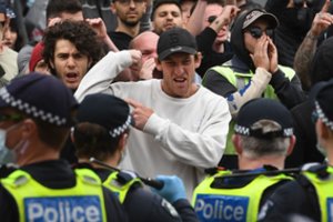Melburne per protestą prieš karantiną sužeisti keli policininkai, sulaikyti šimtai žmonių