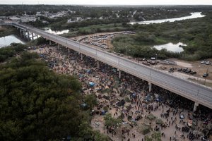 JAV žada surengti daugiau prie Teksaso tilto įstrigusių migrantų „išsiuntimo skrydžių“