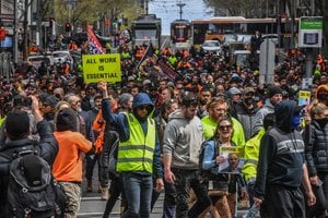Melburne po vakcinacijos priešininkų audringų protestų uždaromos statybvietės: be darbo – dešimtys tūkstančių