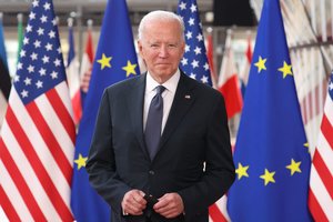 ES reiškiant paramą Prancūzijai ginče su JAV, J. Bidenas pasiūlė paguodos prizą europiečiams