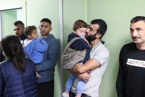 Į sostinės Naujininkus atkelti pirmieji migrantai: nors grotos slegia, sako, kad Lietuvą jau myli