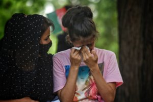 Iš Afganistano pabėgęs vyras verkia dėl savo 13-metės sesers: „Ją ištekins už Talibano nario“