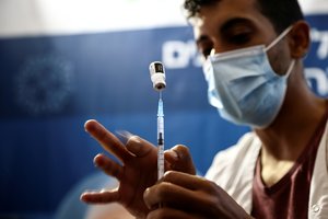 Trečio skiepo efektas: Izraelyje mažėja naujų COVID-19 infekcijų
