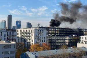 Juodi dūmai virš Vilniaus centro sukėlė tarnybas ant kojų: užsiliepsnojo daugiabučio stogas