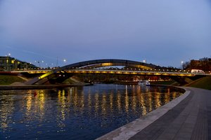 Vilniuje tiltai nušvito geltonai, proga – itin jautri