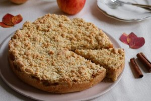 Lengvai pagaminamas trupininis obuolių pyragas greitai dingsta nuo stalo