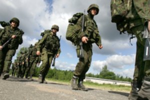 Augant migrantų srautui, į pasienį su Baltarusija norima siųsti daugiau Lietuvos karių