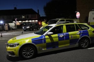 Vyrui peiliu mirtinai subadžius Jungtinės Karalystės parlamentarą – reakcijos: įsijungė kovos su terorizmu pareigūnai