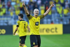 Du įvarčius pelnęs E. Haalandas užkėlė „Borussia“ į pirmąją Vokietijos čempionato vietą