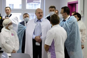 A. Lukašenka pareiškė, kad COVID-19 padeda kovoti su vėžiu