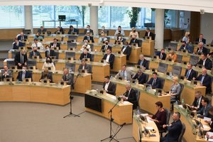 Seimo teisininkai siūlo atsiklausti Vyriausybės dėl įpareigojimo rezidentams atidirbti Lietuvoje