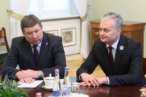 „Politinis atšalimas“ įvyko? G. Nausėda pasiruošęs svarstyti R. Karoblio kandidatūrą į Lietuvos ambasadorius ES