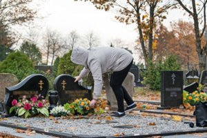 Įtaria, kad meistras vienišoms moterims įbruka kapų paminklus iš brokuoto akmens
