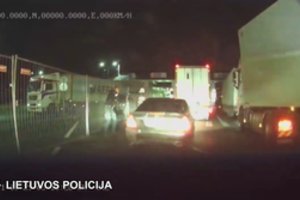 Girtas vairuotojas nuo policijos iš Vilniaus spruko į Baltarusiją – Medininkų pasienio punkte sustabdė „ežys“