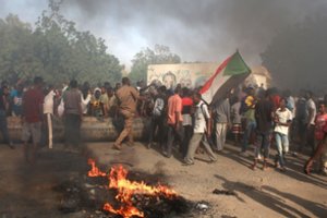 JT ragina Sudano kariuomenę demonstruoti „santūrumą“ per protestus