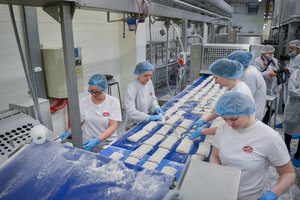 Šaldytus produktus gaminanti „Mantinga“ tą pačią dieną įdarbintų 150 žmonių
