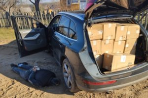 Kontrabandininkas taranavo pasieniečių visureigį, atsakydami pareigūnai sušaudė „Audi Q5“ variklį
