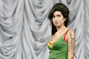 Prieš dešimtmetį mirusios Amy Winehouse daiktų aukcionas pranoko lūkesčius