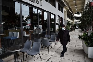 Protestuodami prieš COVID-19 baudas graikai uždarė restoranus