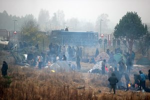 Šimtai migrantų vėl bandė iš Baltarusijos patekti į Lenkiją