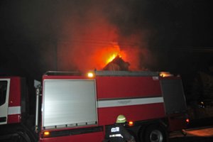 Vilniuje dega gyvenamojo namo stogas