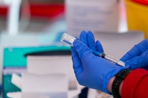 Gydytojas įtariamas suklastojęs 2 000 COVID-19 vakcinų pažymų