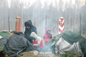 Lenkijos pasienyje – irakietės ašaros: palaidotas negyvas gimęs migrantės kūdikis