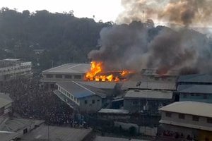 Saliamono salų sostinėje tęsiantis antivyriausybiniams protestams padegta pastatų
