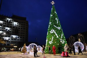 Lietuvoje įžiebta pirmoji Kalėdų eglė: visu grožiu nušvito Panevėžys 