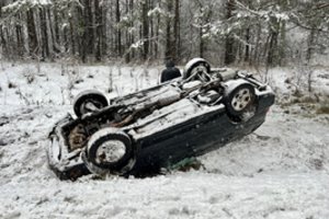 Šeštadienio sniegas skaudžiai smogė ir vairuotojams, ir pėstiesiems: paslydęs vyras mirė, pasipylė avarijos