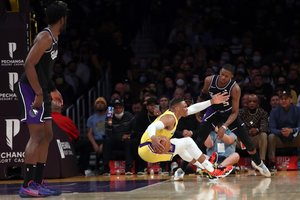 „Lakers“ po trijų pratęsimų trilerio nusileido „Kings“ krepšininkams
