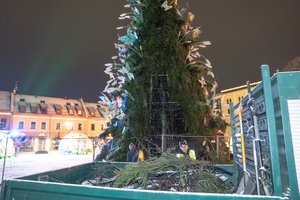 Naktį Kauno Rotušės aikštėje padegta Kalėdų eglutė – miesto puošmena degė atvira liepsa