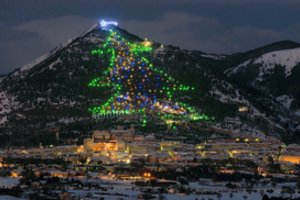 Kalno šlaite sužibo didžiausia pasaulyje Kalėdų eglė