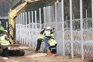 Britai nusiųs į Lenkiją 140 karo inžinierių padėti spręsti migrantų krizės