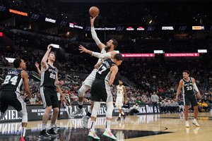 Jonas Valančiūnas ir „Pelicans“ tris kėlinius laikėsi prieš „Spurs“, bet galiausiai išsikvėpė
