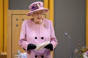 Elizabeth II dėl omikron atmainos plitimo atšaukė prieškalėdinius šeimos pietus