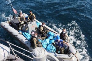 JAV karinio jūrų laivyno nariai išgelbėjo Irano narkotikų kontrabandininkus po sprogimo