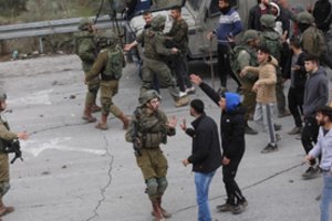 Per susirėmimus su Izraelio kariškiais Vakarų Krante nukentėjo daugiau kaip 100 palestiniečių