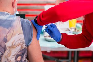 ES gaus papildomus 20 mln. „Pfizer“ vakcinos dozių kovai su omikron atmainos plitimu