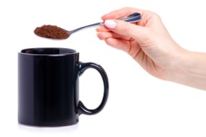 Gydytoja pasakė, kam reikėtų atsikratyti pomėgio gerti plikomą kavą – jos poveikis gali būti kenksmingas