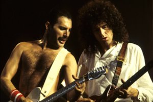 74-erių „Queen“ gitaristas Brianas May užsikrėtė koronavirusu: įtaria omikron atmainą 