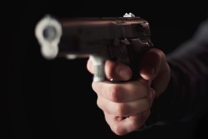 Kalėdų išvakarėse siautėjo girtas Viešojo saugumo tarnybos pareigūnas: paleido šūvių seriją iš kovinio pistoleto