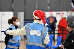 Jungtinėje Karalystėje žmonės nuo COVID-19 skiepijami ir per Kalėdas