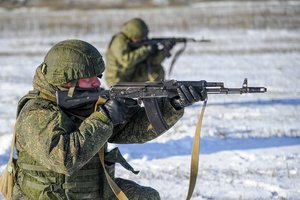 Rusija užbaigė pratybas netoli Ukrainos sienos, kuriose dalyvavo 10 tūkst. karių