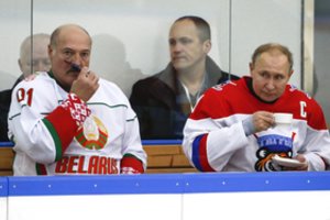 A. Lukašenka į Rusiją atsivežė sūnų ir su V. Putinu vėl pažaidė ledo ritulį – „Baltoji“ komanda laimėjo, o trijulė pelnė daugiausia įvarčių