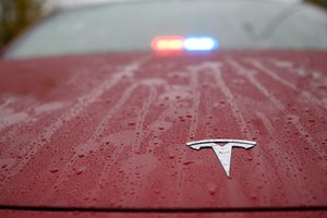 „Tesla“ dėl eismo įvykių rizikos atšaukia beveik pusę milijono automobilių