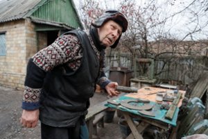 Fronto linijoje gyvenančius ukrainiečius kankina dar viena neganda: negali laistyti net savo daržų