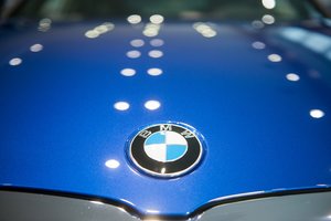 Vilniaus rajone nusikaltėliai smarkiai aplaupė stovintį automobilį BMW