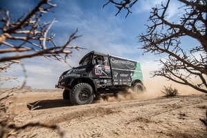Sunkvežimių įskaitoje Dakaro ralyje startavę lietuviai susidūrė su pirmaisiais nuotykiais: matė ir apvirtusius varžovus